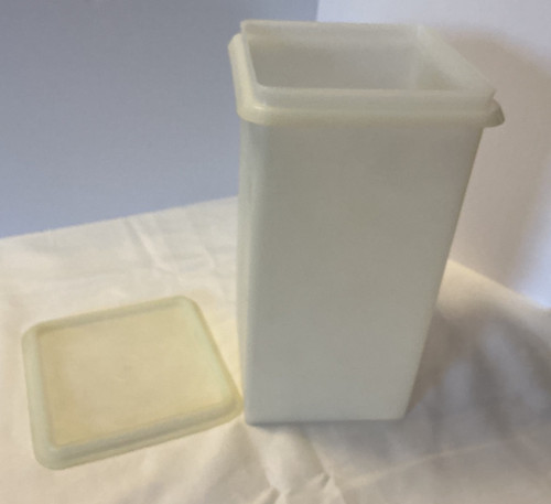 Tupperware cracker keeper - cracker,